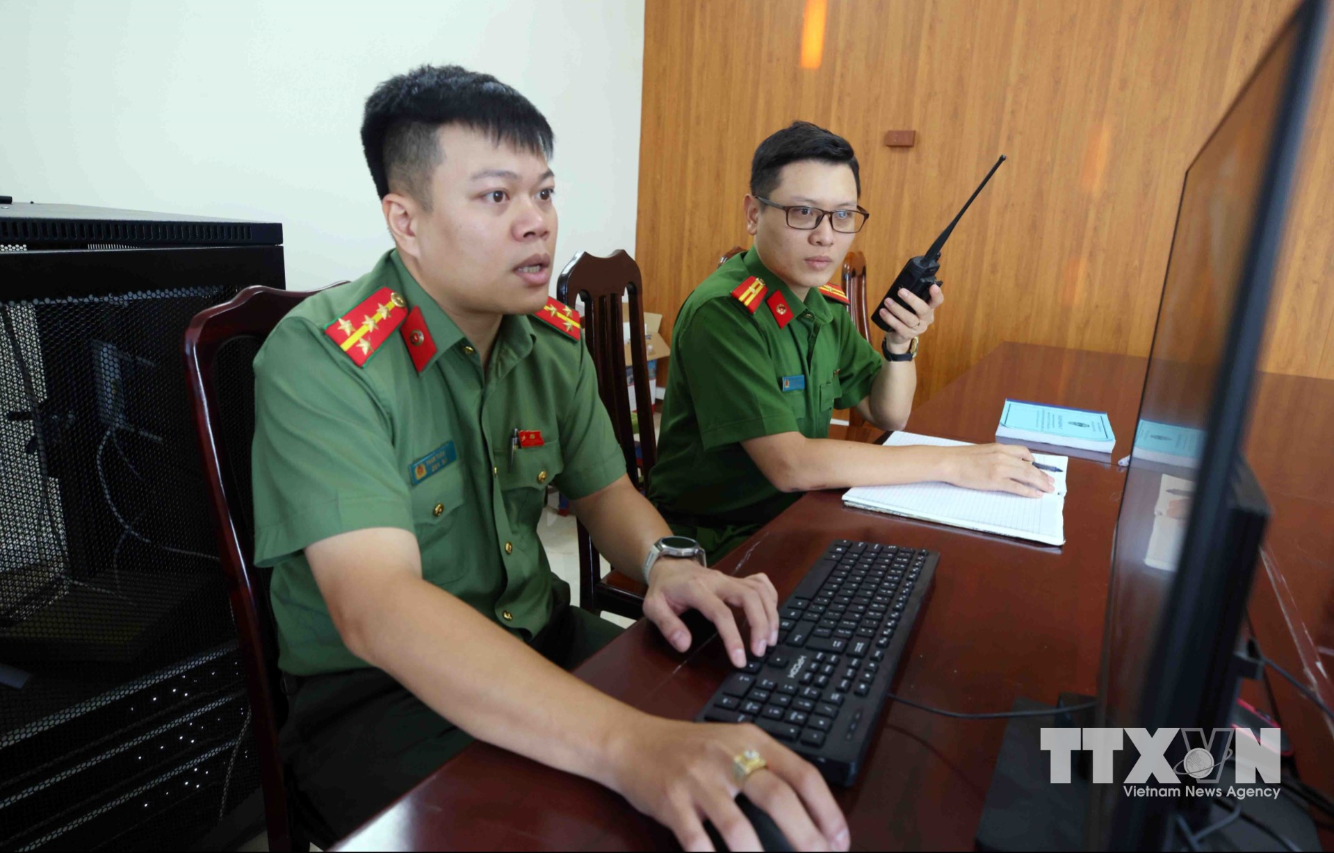 Thông qua hệ thống camera an ninh phát hiện các hành vi vi phạm, cán bộ, chiến sĩ Công an phường Hai Bà Trưng tại trung tâm giám sát camera thông báo cho Tổ công tác địa bàn nhanh chóng có mặt tại hiện trường để xử lý theo quy định của pháp luật. (Ảnh: Phạm Kiên/TTXVN)